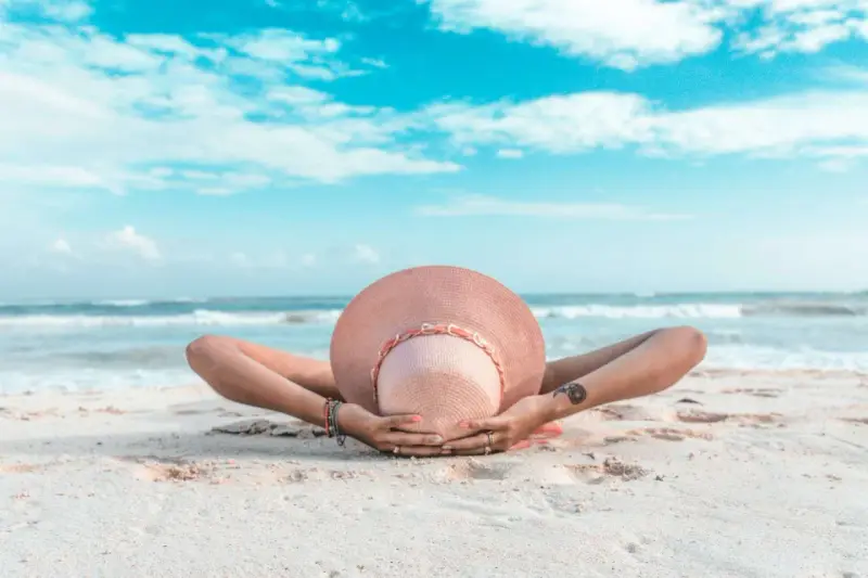 Relaks na plaży, idealny na gorące wyjazdy z Polski. Słońce, piasek i szum fal.