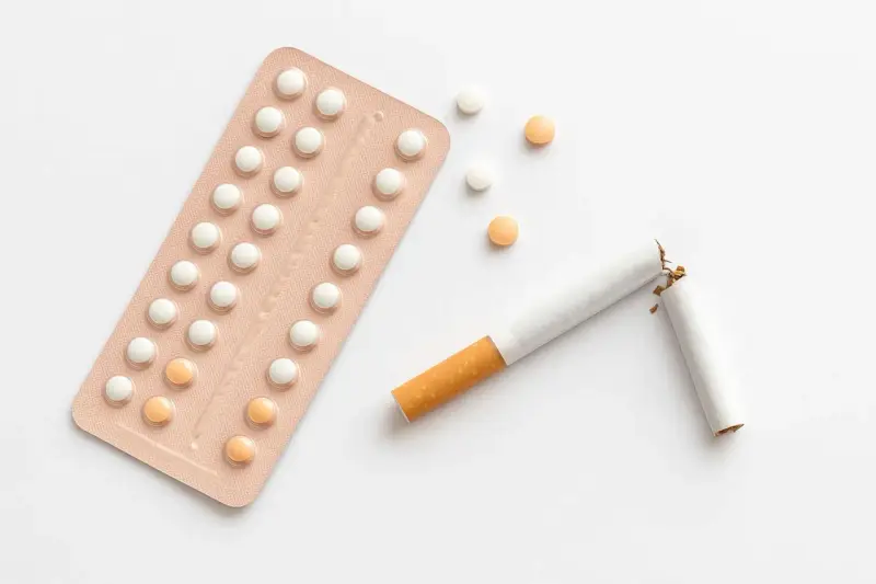 Verpackung mit Pillen und zerbrochene Zigarette. Vorsicht bei rauchen bei thrombosespritzen.