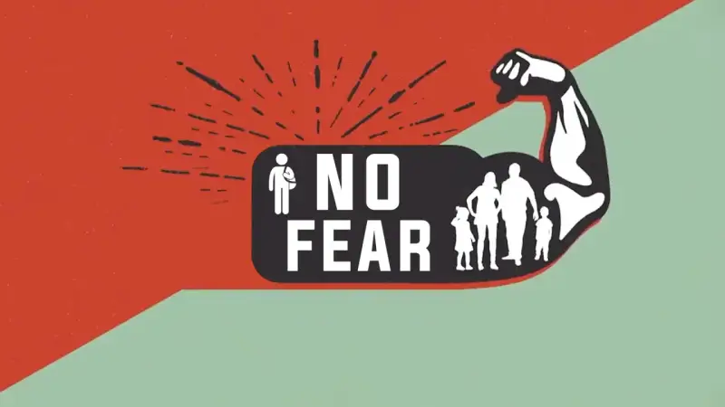 Grafika z napisem "NO FEAR" i sylwetkami rodziny w zgiętym bicepsie.