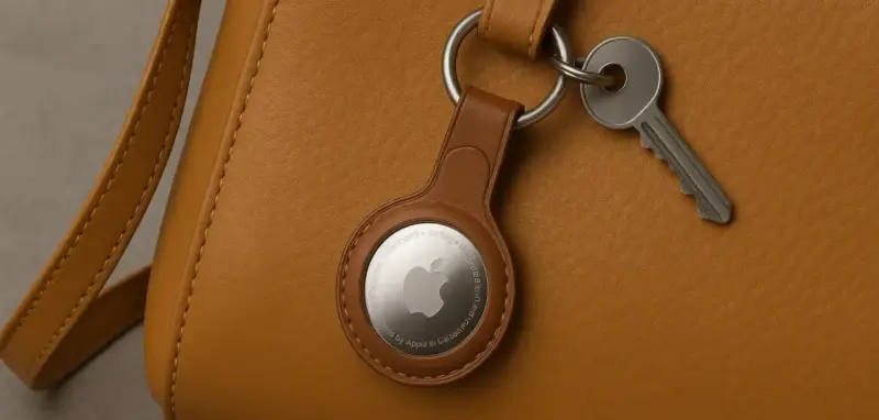 Skórzana torebka z kluczami i brelokiem Apple AirTag. Dowiedz się, jak działa AirTag, by nigdy nie zgubić swoich rzeczy.