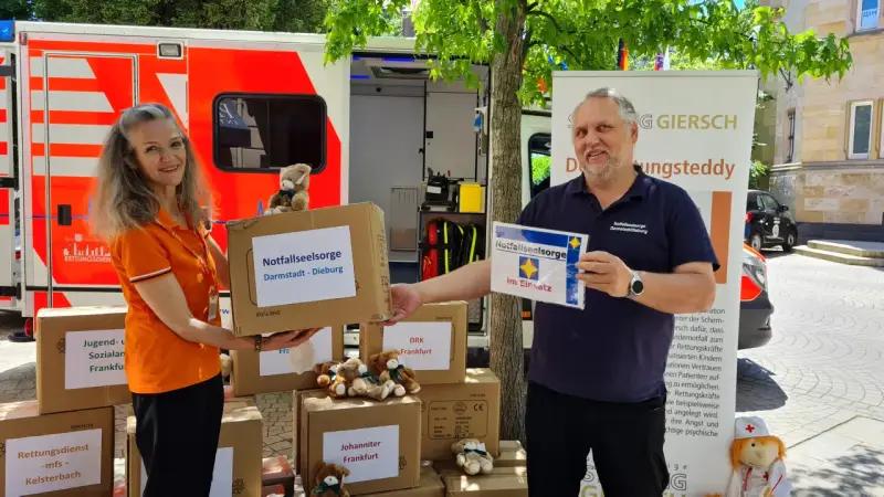Zwei Personen vor einem Rettungswagen präsentieren Kartons für die Notfallseelsorge. Sie sind bereit, als Notfallseelsorger zu helfen.