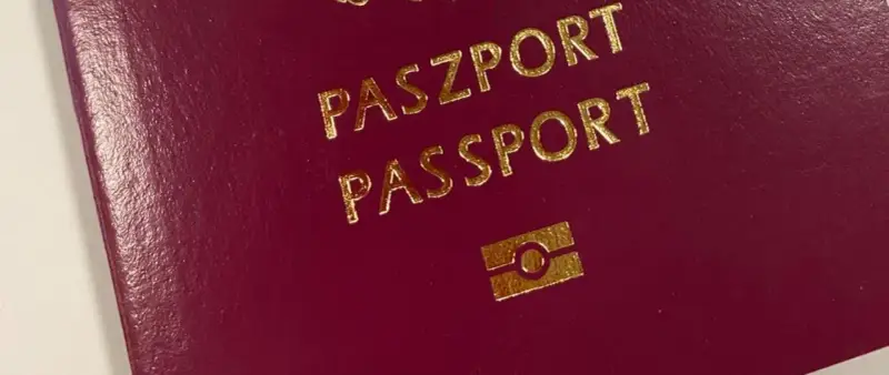 Czerwony paszport z napisem "PASZPORT" i symbolem odcisku palca. Wkrótce wizyta w biurze paszportowym w Koninie.