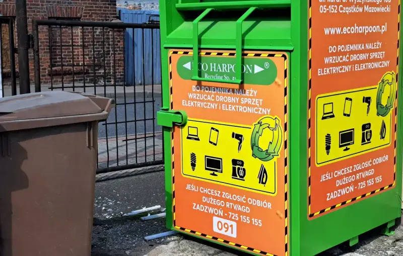 Zielony kontener na elektrośmieci. Czy baterie to elektrośmieci? Tutaj wrzucisz drobny sprzęt RTV/AGD. Zadzwoń po odbiór.