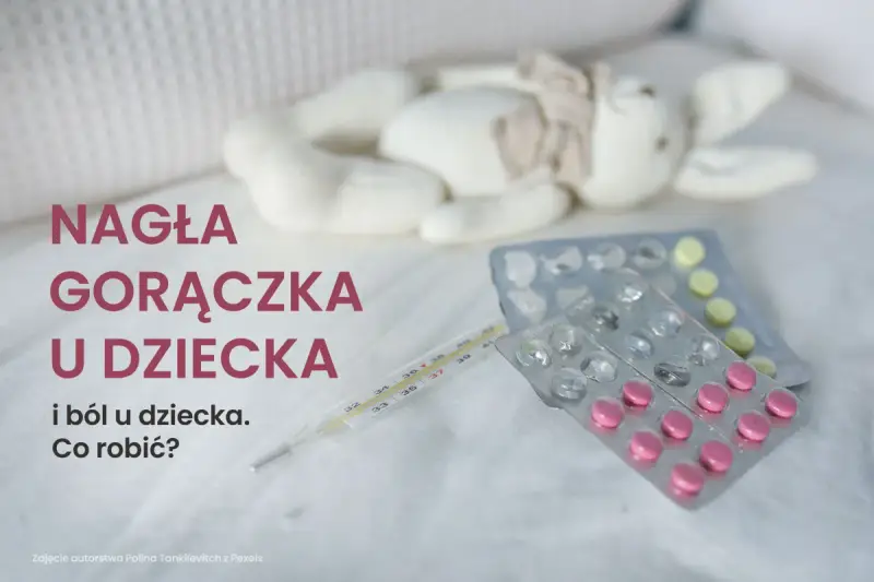 Termometr i leki obok pluszowej zabawki. Nagła gorączka u dziecka i ból to sytuacja, która wymaga szybkiej reakcji.