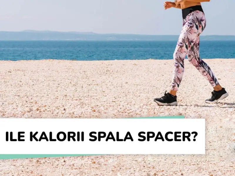Kobieta w kolorowych legginsach spaceruje po plaży. Dowiedz się, ile kcal spala spacer i ciesz się aktywnością na świeżym powietrzu.