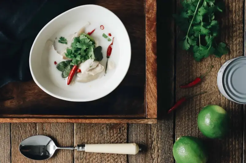 Aksamitny tom kha z kurczakiem, chili i kolendrą. Idealny przepis na rozgrzewającą zupę.