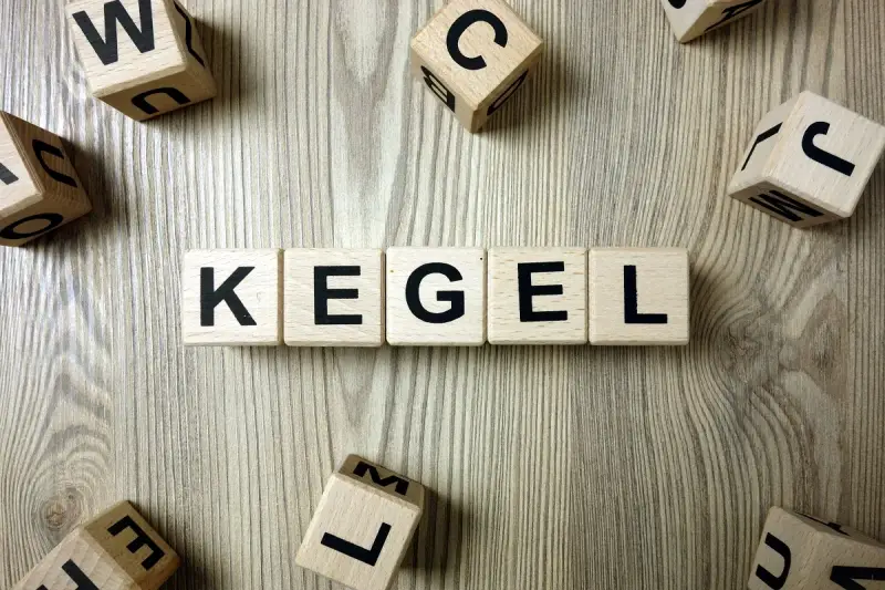 Drewniane klocki z literami układają słowo "KEGEL". Ćwiczenia mięśni Kegla u kobiet to klucz do zdrowia.