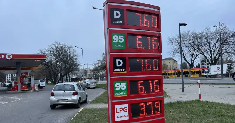 Cena paliwa za litr dzisiaj: Diesel 7,60 zł, benzyna 95 6,16 zł, LPG 3,79 zł.