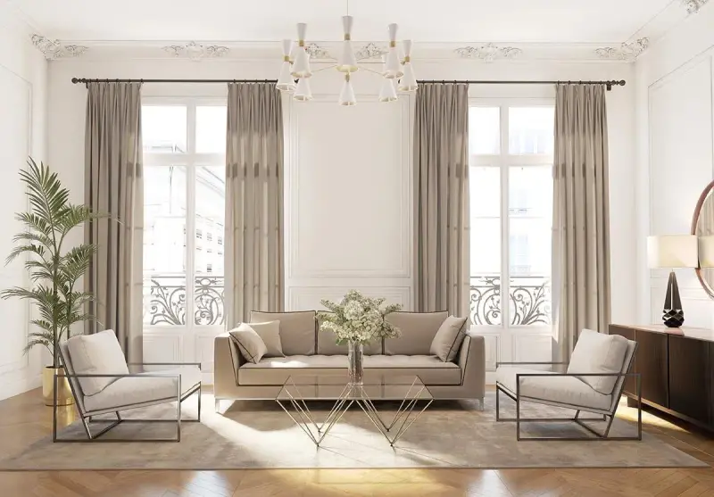Elegancki salon w stylu klasycznym. Jasna sofa i fotele, złoty stolik kawowy, zasłony i ozdobne sztukaterie.