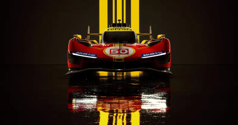 Wyścigowy Ferrari 499P w czerwono-żółtych barwach, z numerem 50, odbija się w mokrej nawierzchni.