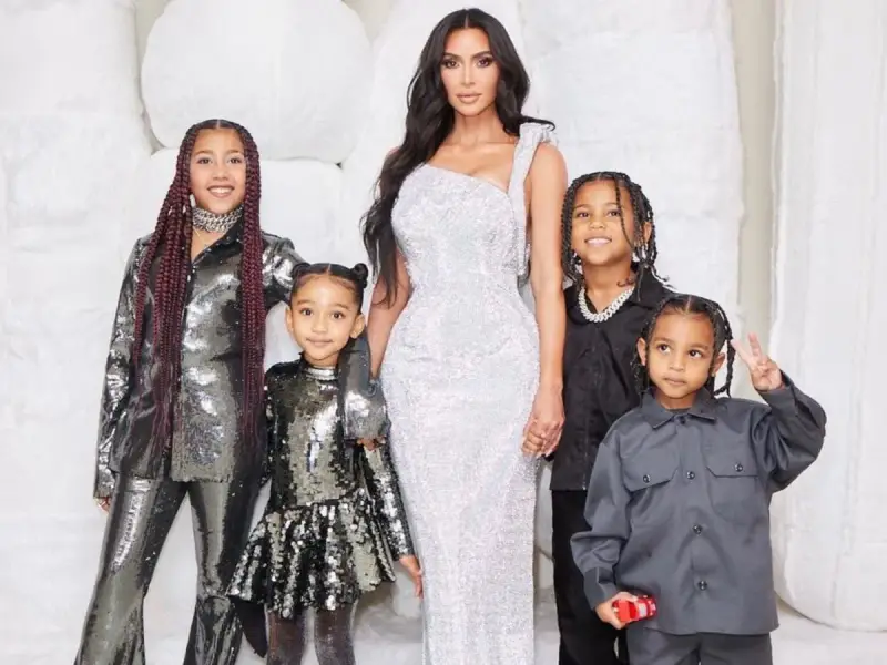 Kim Kardashian z dziećmi w błyszczących strojach. North, Saint, Chicago i Psalm pozują do rodzinnego zdjęcia.