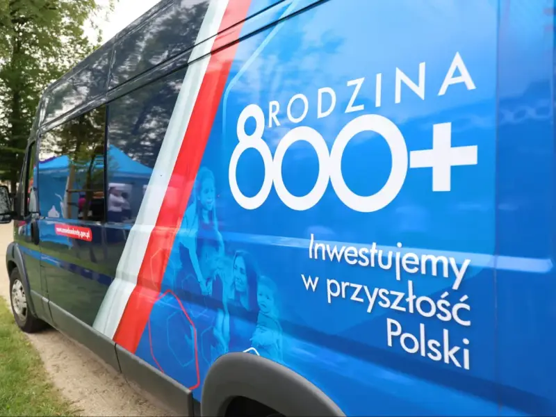 Niebieski van z napisem "RODZINA 800+" i hasłem "Inwestujemy w przyszłość Polski". To nie jest likwidacja 800 plus, a promocja programu.
