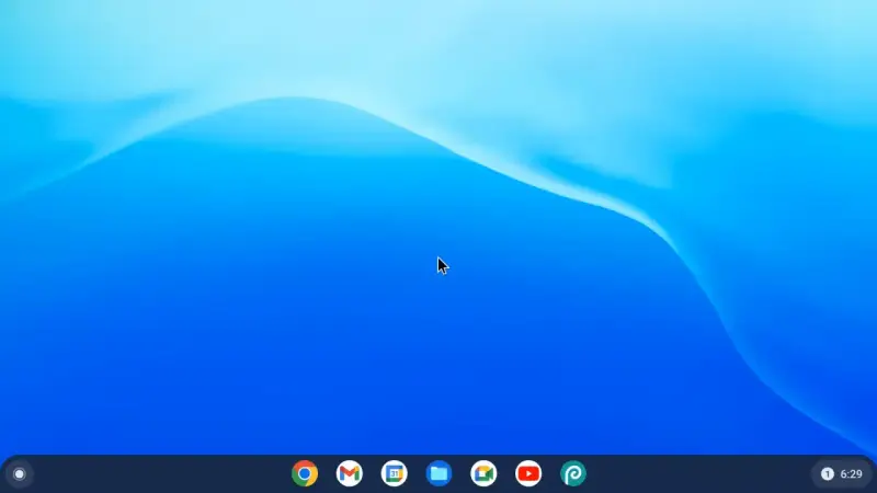 Pulpit systemu Chrome OS z niebieską tapetą i paskiem zadań z ikonami aplikacji.