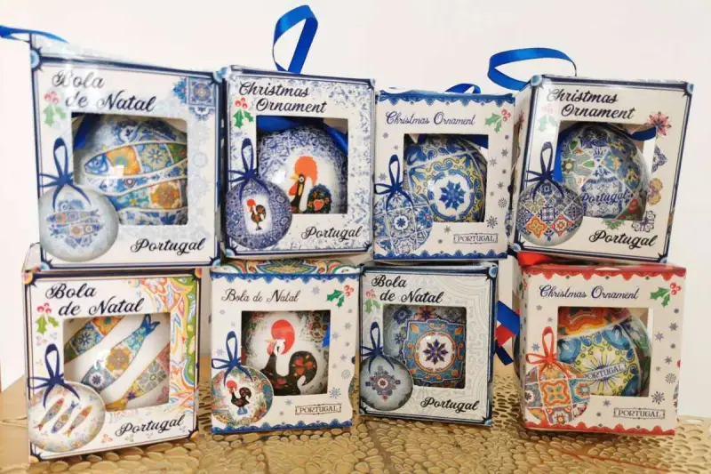 Co kupić w Portugalii? Piękne bombki choinkowe "Bola de Natal" z motywami azulejos, koguta i ryb.