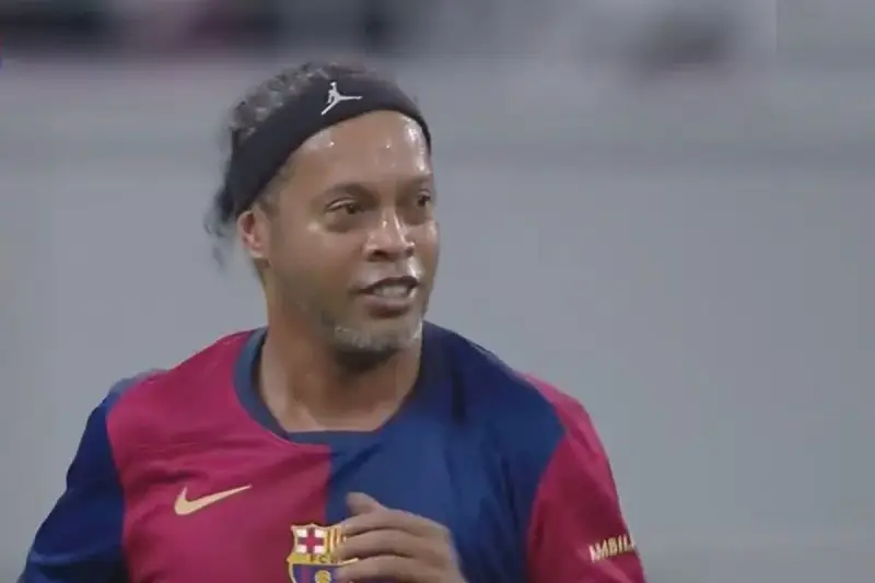 Ronaldinho w koszulce Barcelony, z opaską na głowie. Wszyscy fani zastanawiają się, czy Ronaldinho żyje, a on wciąż gra w piłkę!