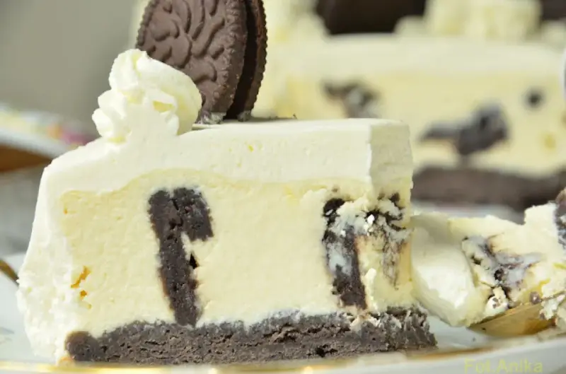 Pyszny sernik Oreo z kawałkami ciastek, idealny na deser. Ten sernik Oreo przepis to strzał w dziesiątkę!