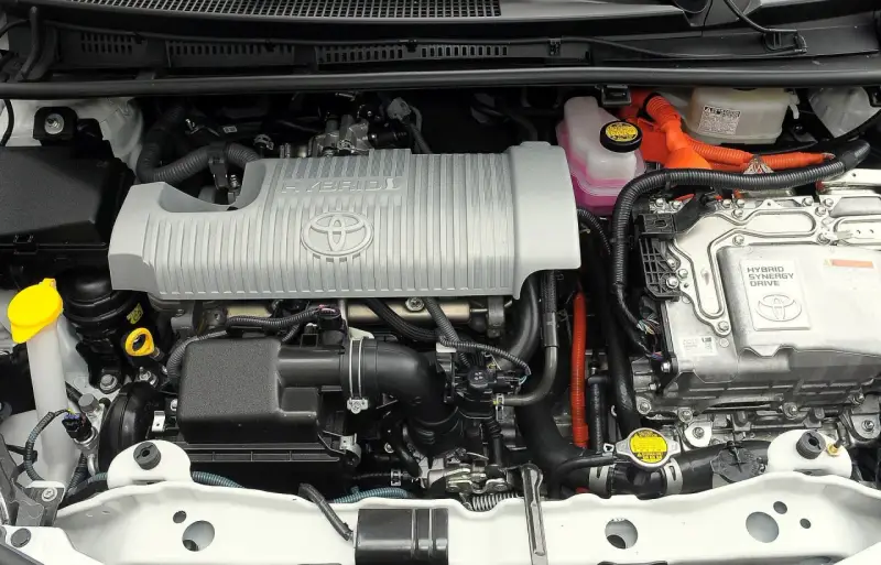 Silnik hybrydowy Toyoty Yaris 3 z napisem "HYBRID SYNERGY DRIVE".