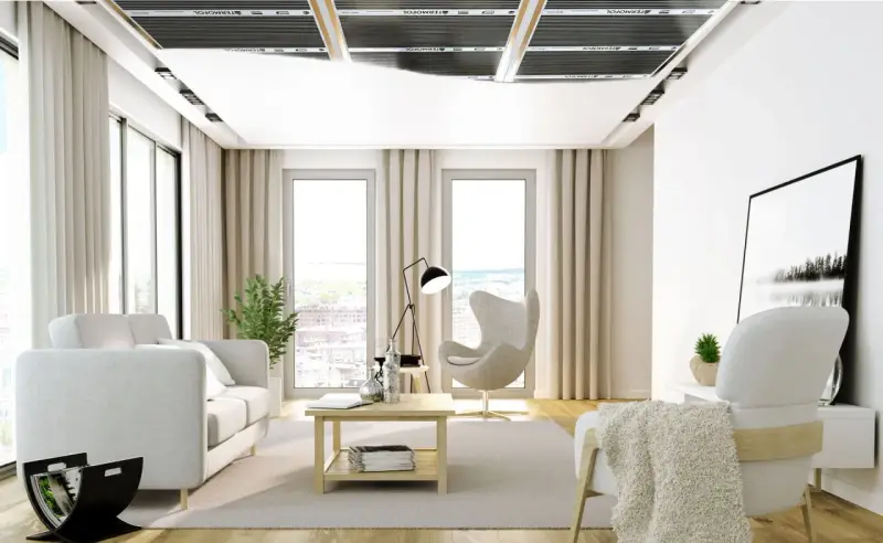 Nowoczesny salon z ogrzewaniem sufitowym. Jasne meble, duże okna i dyskretne panele grzewcze tworzą przytulną atmosferę.