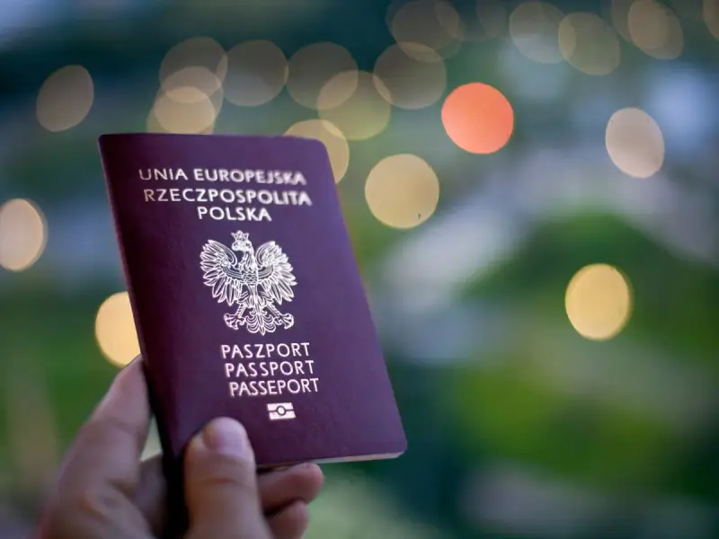 Polski paszport w dłoni, gotowy do podróży. Wkrótce wizyta w biurze paszportowym w Radomiu po nowe dokumenty.