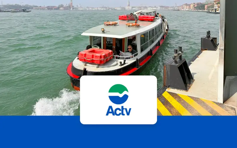 Un traghetto ACTV si avvicina al molo del Tronchetto, pronto a sbarcare passeggeri diretti al Lido.