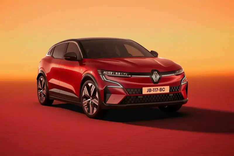 Nowy Renault Megane 5 w kolorze czerwonym, z czarnym dachem, prezentuje się dynamicznie na tle pomarańczowo-czerwonego gradientu.