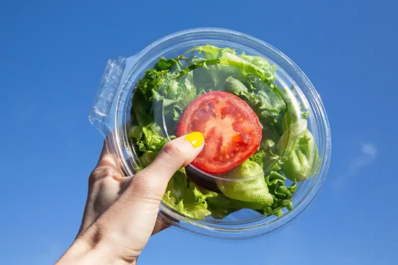 Sałatka z pomidorem w pojemniku, idealna na dietę low carb. Przepisy na zdrowe posiłki.