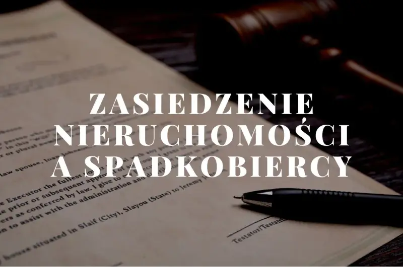 Dokument prawny z tekstem "Zasiedzenie nieruchomości a spadkobiercy", obok młotka sędziowskiego i długopisu.