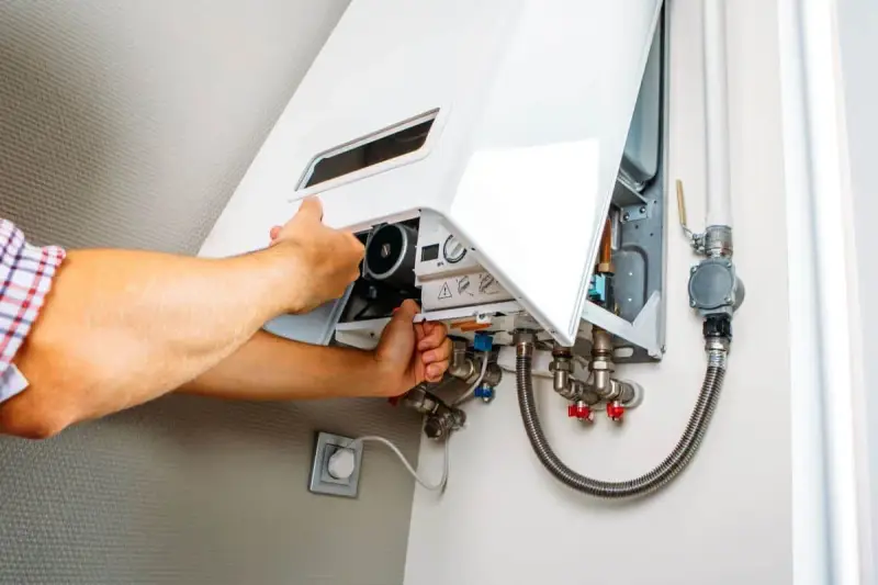 Tecnico che controlla un scaldabagno a gas. Speriamo non faccia il botto!
