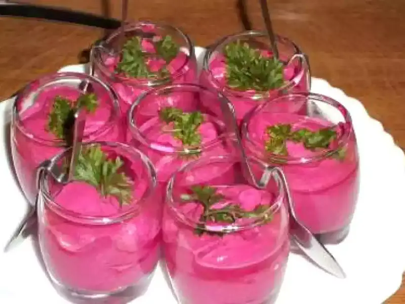 Six verrines de mousse de betterave, garnies de persil frais, prêtes à être dégustées.