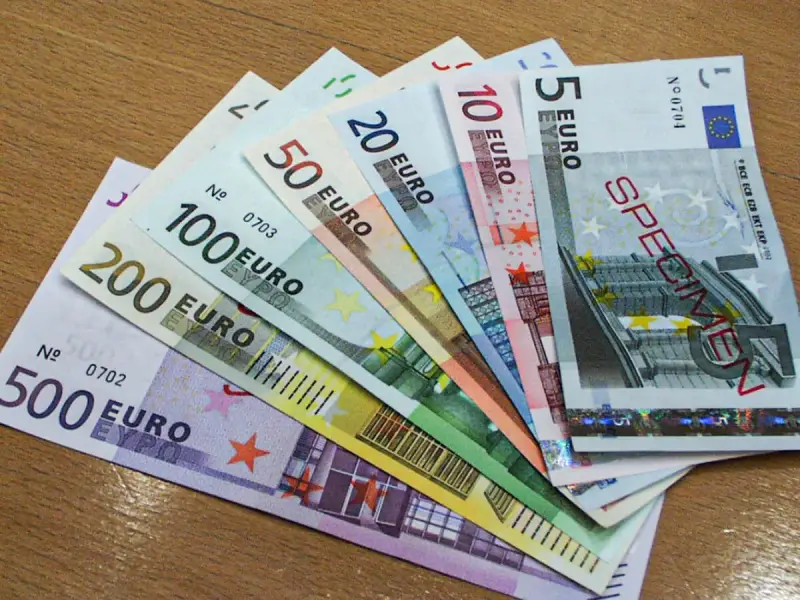 Różne banknoty euro ułożone wachlarzowo: 5, 10, 20, 50, 100, 200 i 500 euro.