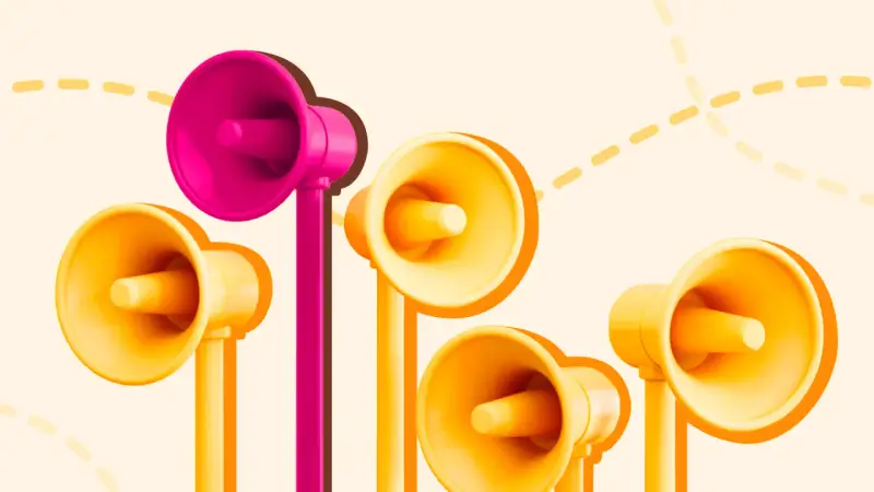 Megafoni colorati, uno rosa acceso e gli altri gialli, che sembrano annunciare i migliori corsi di comunicazione.