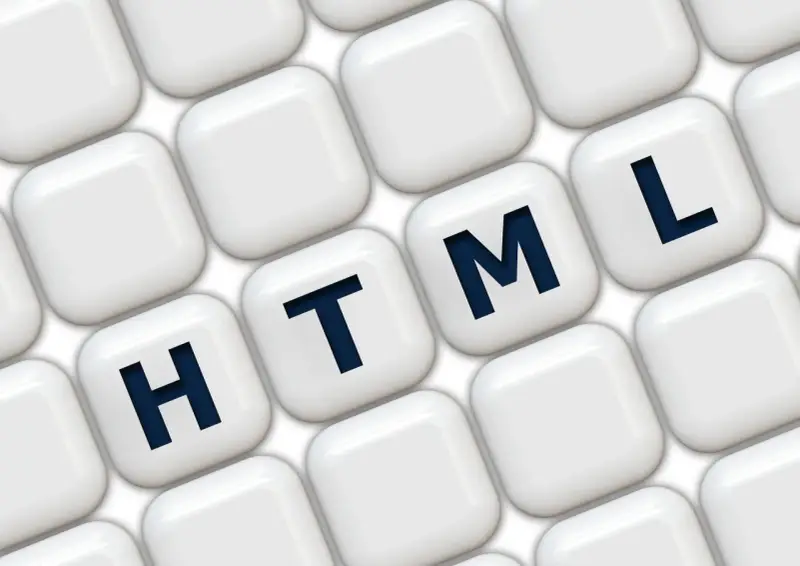 Klawisze z literami H, T, M, L układają się w słowo HTML, symbolizując podstawy programowania.