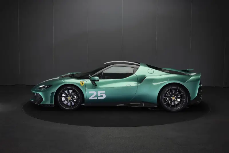 Zielony Ferrari 296 z numerem 25 na drzwiach, prezentowany na czarnym tle.