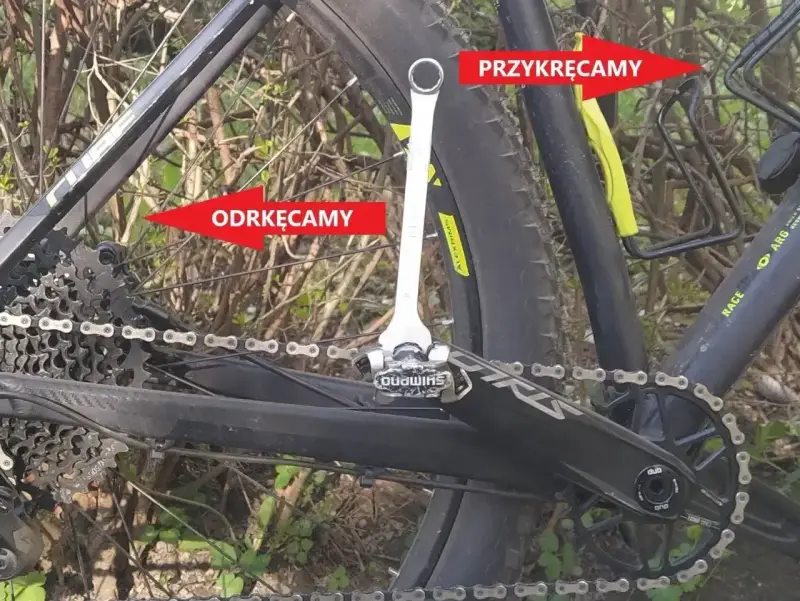 Klucz do roweru pokazuje, jak odkręcić pedały. Pamiętaj o kierunku: lewy pedał odkręcamy w prawo, prawy w lewo.
