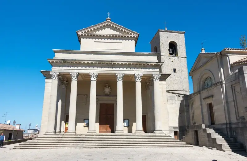 Basilica di San Marino, imponente con colonne e campanile, un luogo imperdibile per una visita a San Marino.