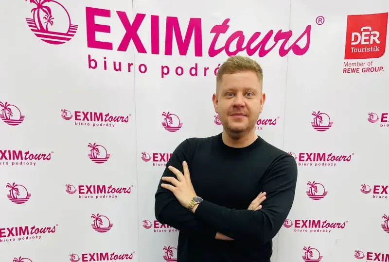 Mężczyzna na tle logo EXIM tours. Czy to zapowiedź bankructwa?