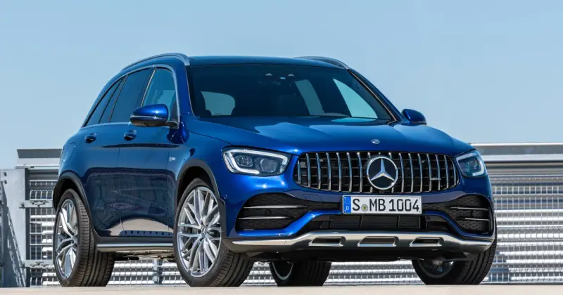Błękitny Mercedes-Benz GLC 43 AMG z grillem Panamericana i felgami AMG, gotowy do dynamicznej jazdy.