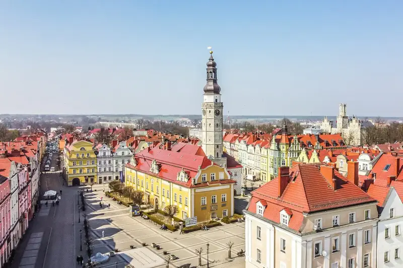 Rynek w Bolesławcu z ratuszem i wieżą zegarową to główne bolesławiec atrakcje. Kolorowe kamienice tworzą malowniczy widok.