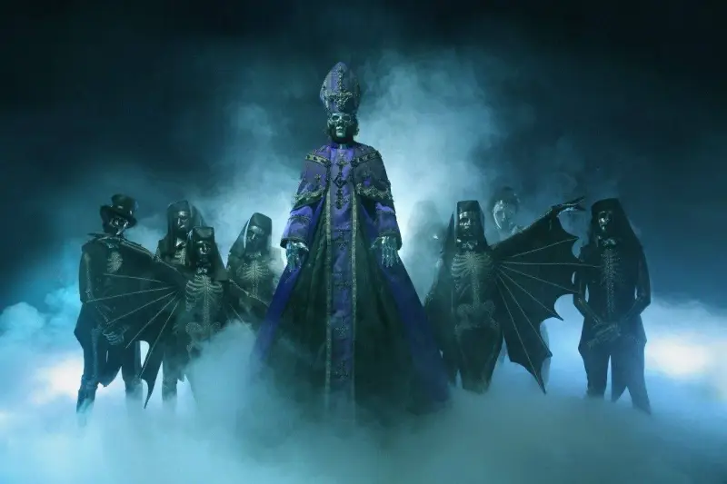 Le **ghost impera** se tient au centre, entouré de squelettes masqués dans une brume bleutée.