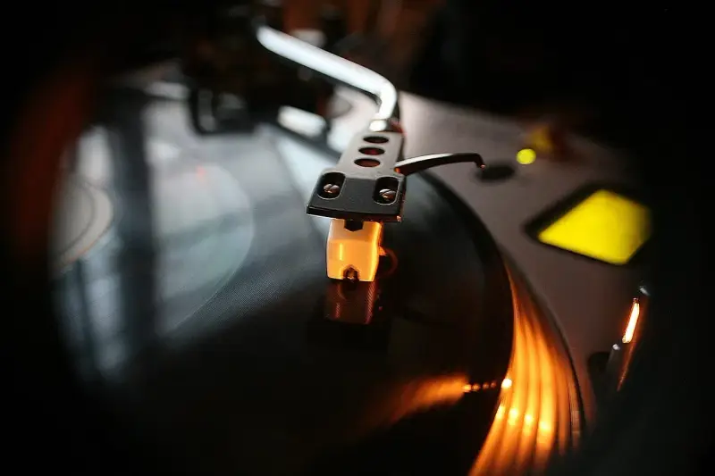 Gramofon z igłą na płycie winylowej, idealny do prezentacji muzyki pop.