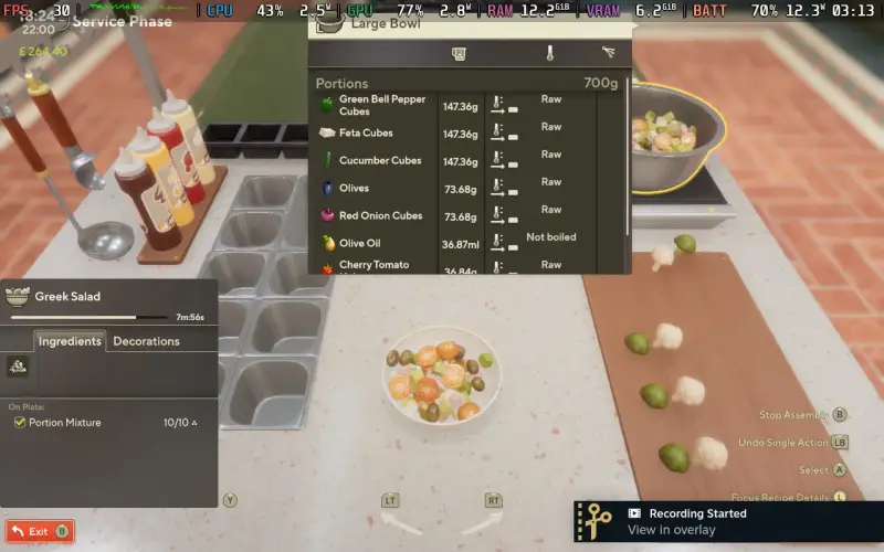 W grze cooking simulator 2 przygotowujesz grecką sałatkę, dodając składniki takie jak papryka, oliwki i pomidory.
