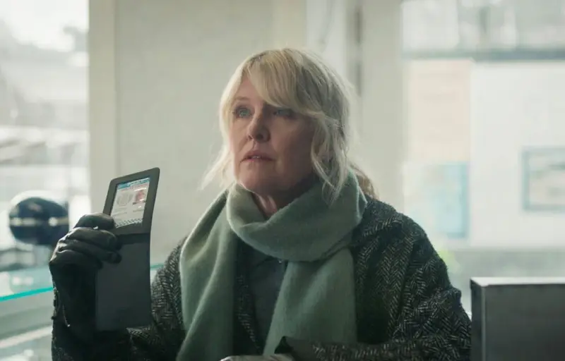 En kvinna med blont hår och en grön halsduk visar upp sitt polis-ID. Se mer av henne i SVT Play Shetland.