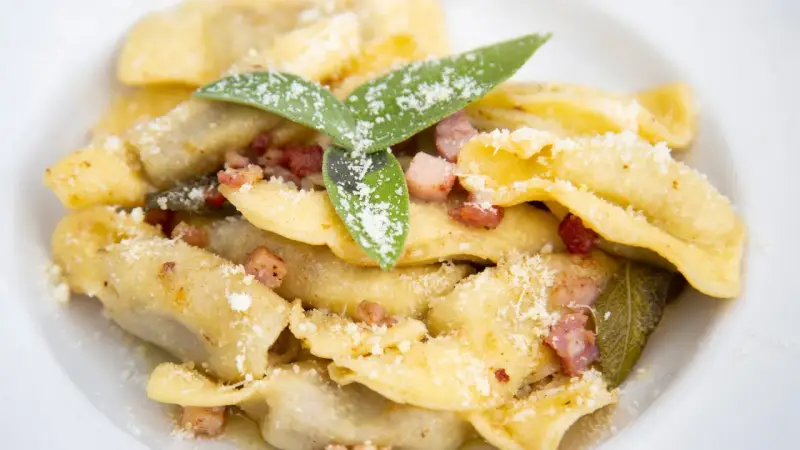 Raviolis farcis, lardons, sauge et parmesan, une spécialité Dordogne qui fond en bouche.
