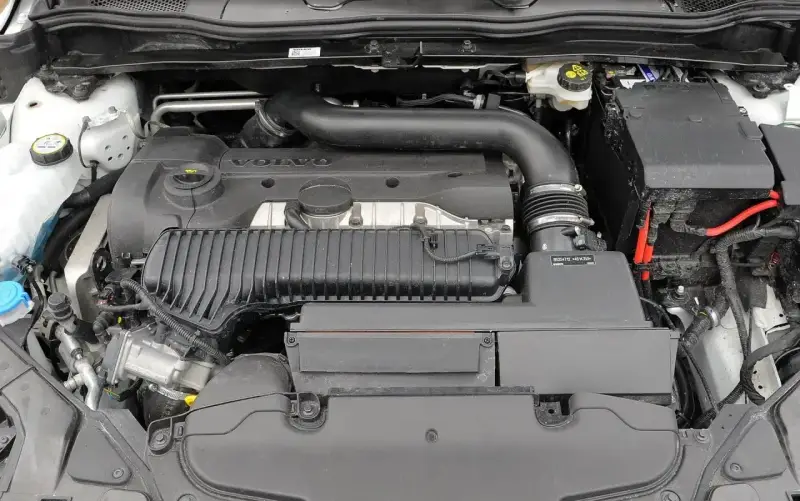 Silnik Volvo V40, który często pojawia się w pozytywnych volvo v40 opinie. Czysty i zadbany, gotowy do dalszej jazdy.