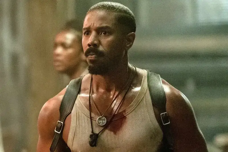 Michael B. Jordan jako John Kelly w filmie "Grzesznicy". W tle widać innych członków obsady.