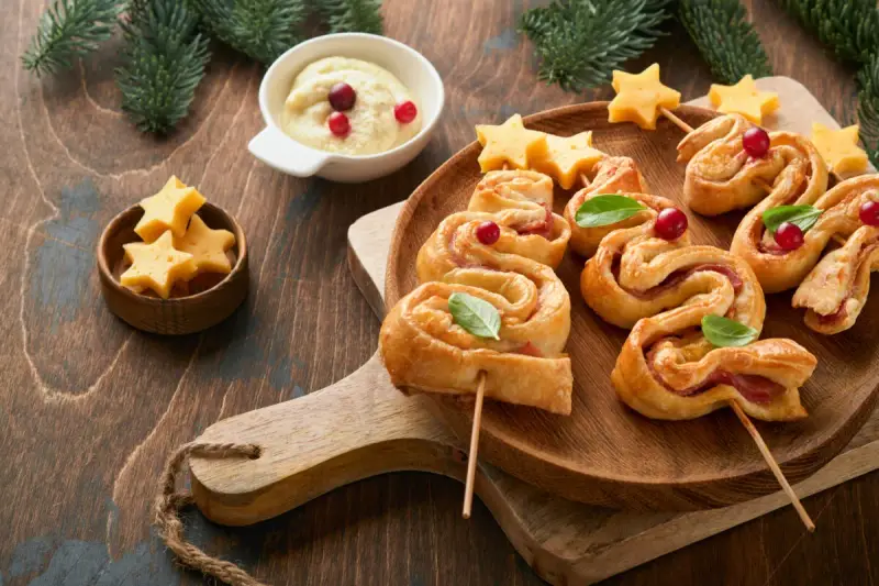 Delicioso árbol de navidad hojaldre con queso en forma de estrella y arándanos.