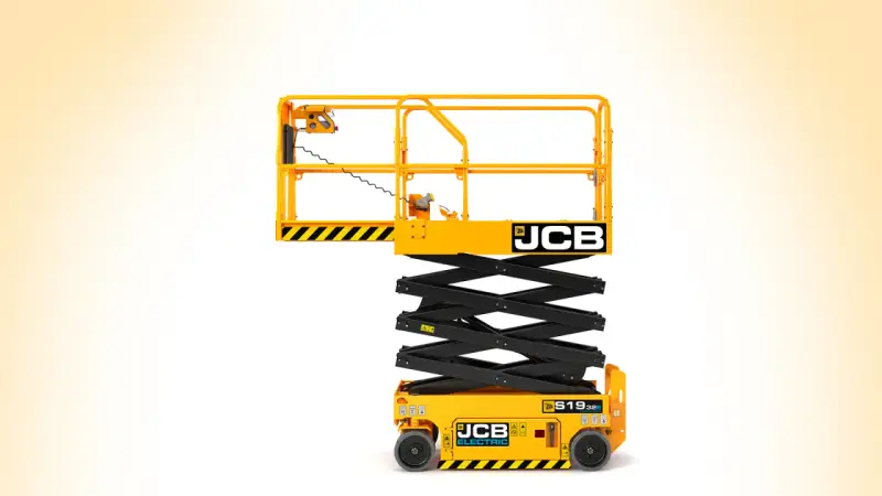 Żółty podnośnik nożycowy JCB z platformą roboczą. Sprawdź, jaka jest wynajem podnosnika cena dla tego elektrycznego modelu.