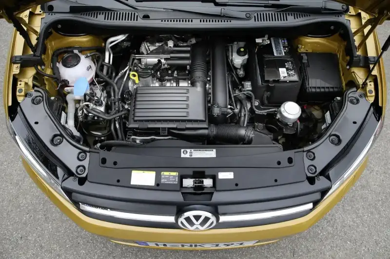 Silnik TSI w złotym Volkswagenie. Czy to benzyna czy diesel? Zobaczmy, co kryje się pod maską.