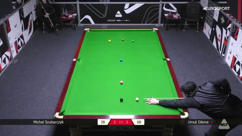 Gracz Umut Dikme celuje do bili podczas meczu snookera British Open. Wynik 38-68.