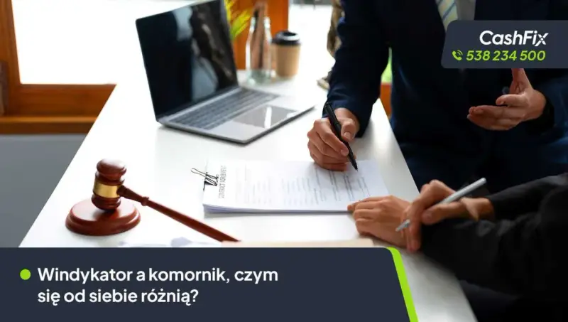 Dwie osoby przy biurku analizują dokumenty. Obok leży młotek sędziowski. Temat: windykator a komornik, czym się od siebie różnią?